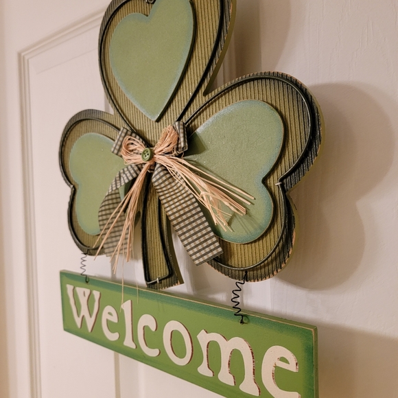 Shamrock Welcome Sign - Picture 2 of 3